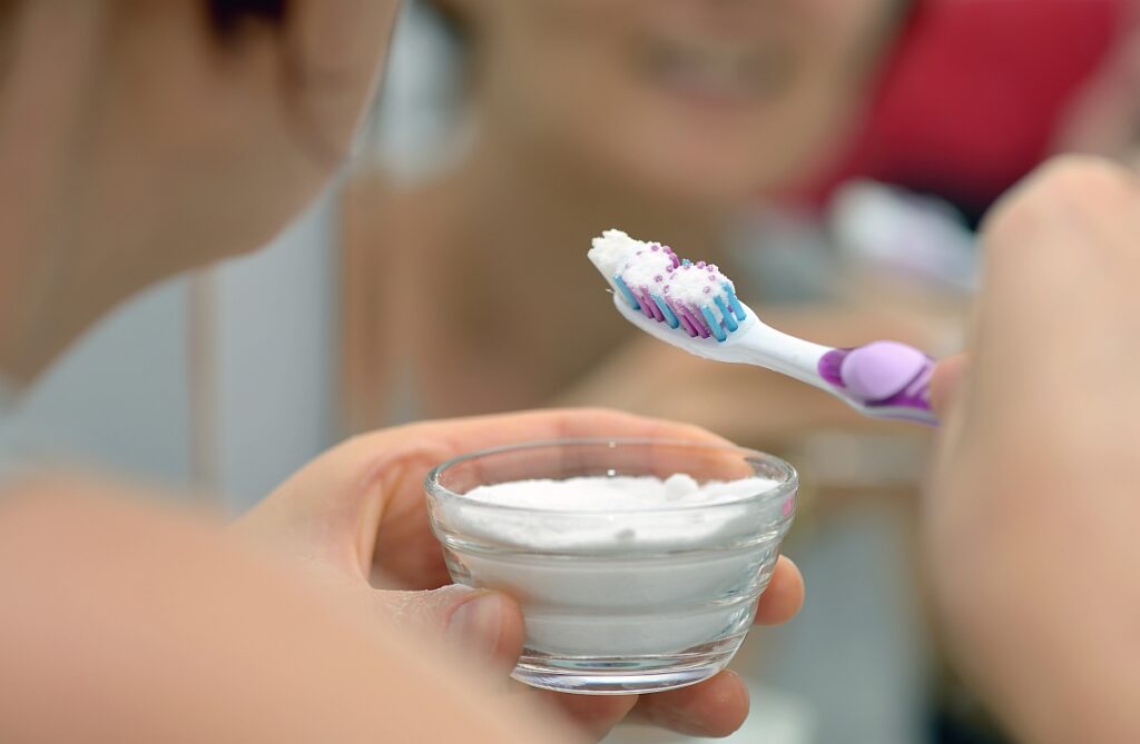 Bicarbonate pour les dents : comment s'en servir ? – Y-Brush